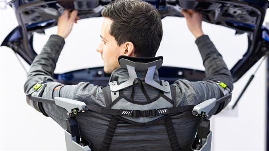 Das Exoskelett soll Gelenke und Muskeln entlasten. (Archivbild)