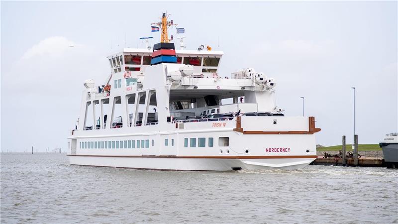 Das Fährschiff „Frisia IV“ verlässt den Hafen zur Überfahrt nach Norderney