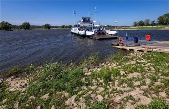 Das Fährschiff «Tanja» setzt Fußgänger und Fahrzeuge über den früheren innerdeutschen Grenzfluss Elbe.