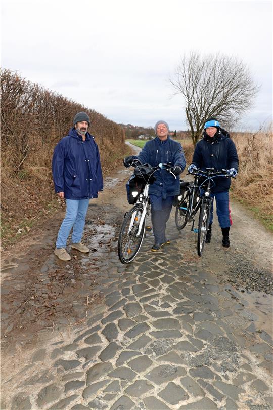 Das Fahren auf dem Weg zwischen Werlaburgdorf und Vienenburg ist beschwerlich finden Franz Heckhorn, Peter Ward und Gabriele Lüer (v. li.) Foto: GZ-Archiv
