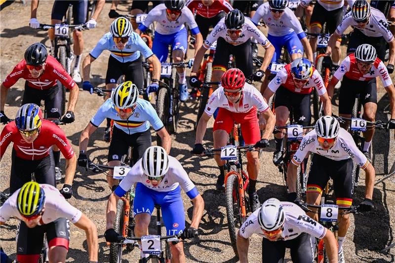 DOSB: „Nicht schlechter, aber auch nicht besser” unterwegs Das Fahrerfeld beim Cross-Country-Wettbewerb.