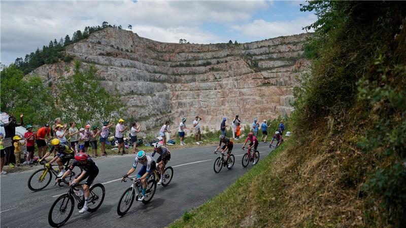 Das Fahrerfeld der Tour de France auf dem Weg nach Carcassonne.