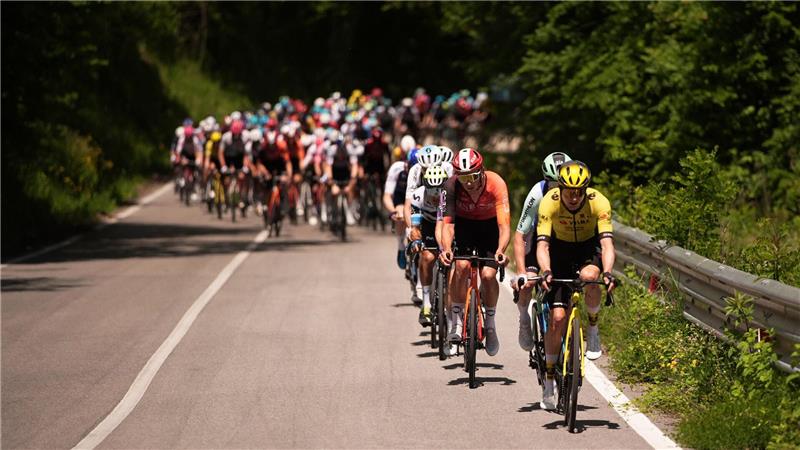 Giro: Plapp holt Etappensieg - Roglic verliert Rosa Trikot Das Fahrerfeld ist unterwegs.