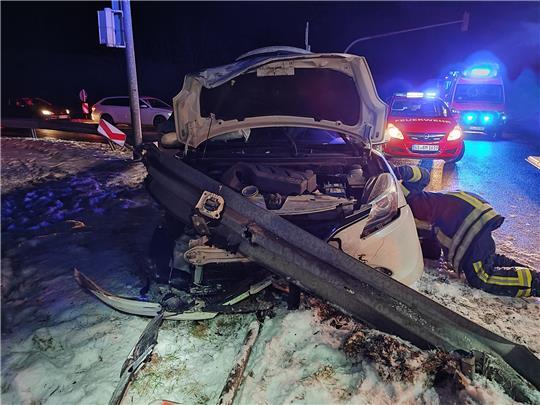 Das Fahrzeug klemmte unter der Leitplanke. Foto: Freiwillige Feuerwehr Seesen