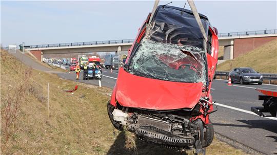 Das Fahrzeug musste abgeschleppt werden.