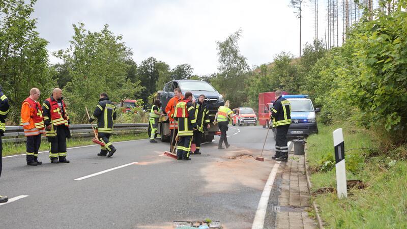 Nahe Auerhahn von Fahrbahn abgekommen: Zwei Verletzte bei Unfall Das Fahrzeug musste abgeschleppt werden.