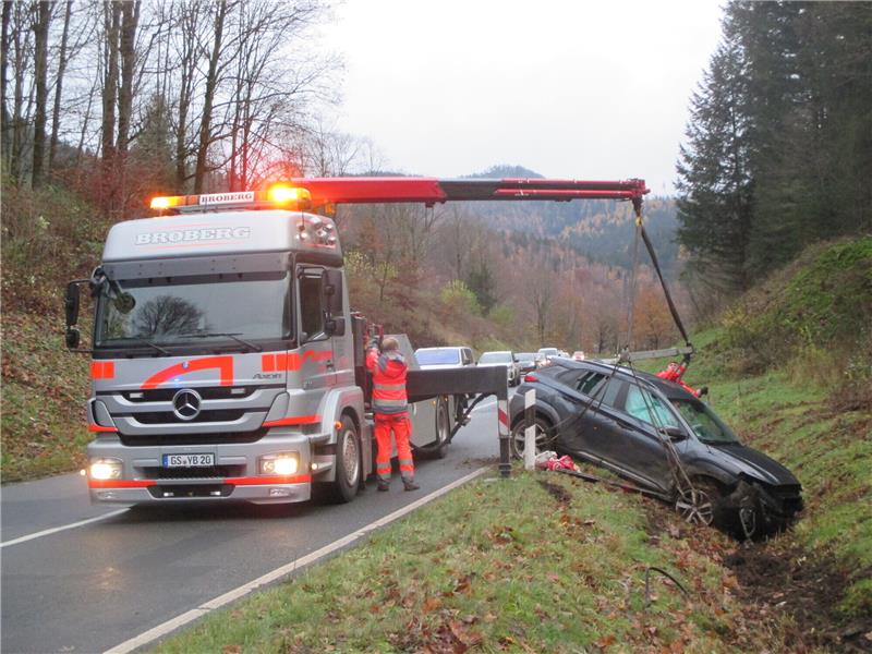 Betrunken am Steuer: Mann aus Langelsheim verunglückt auf L515 Das Fahrzeug musste abgeschleppt werden. Foto: Polizei Langelsheim