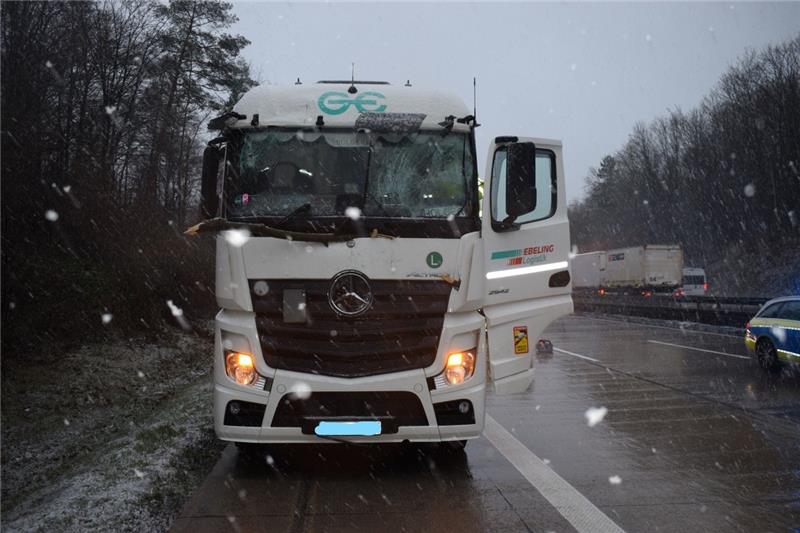 Das Fahrzeug musste abgeschleppt werden. Foto: Polizei Hildesheim