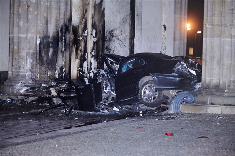 Das Fahrzeug wurde durch den Aufprall komplett zerstört. Der Fahrer war vermutlich sofort tot.