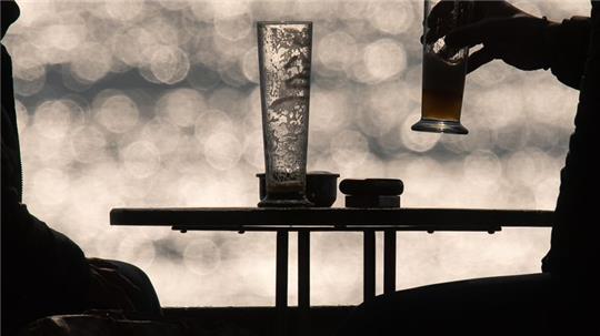 Das Feierabendbier ist sehr beliebt. Foto: Sebastian Gollnow/dpa