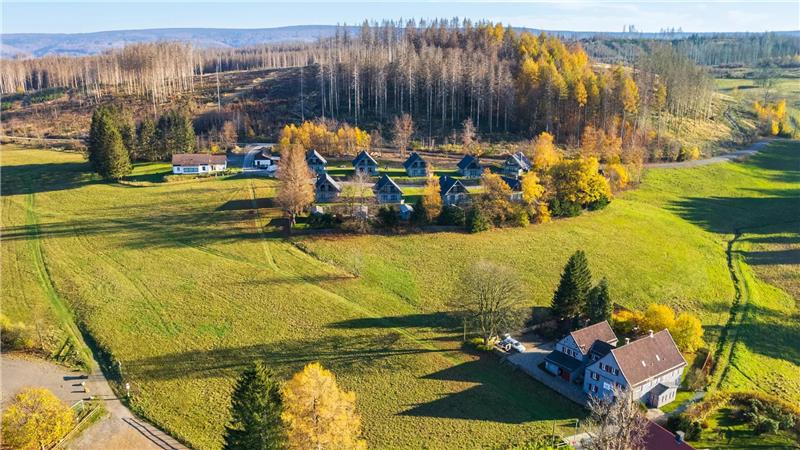Zu sehen ist das kleine Feriendorf und das Hotel der Harz-Urlaubs-Alm.