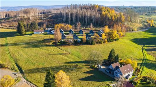 Zu sehen ist das kleine Feriendorf und das Hotel der Harz-Urlaubs-Alm.