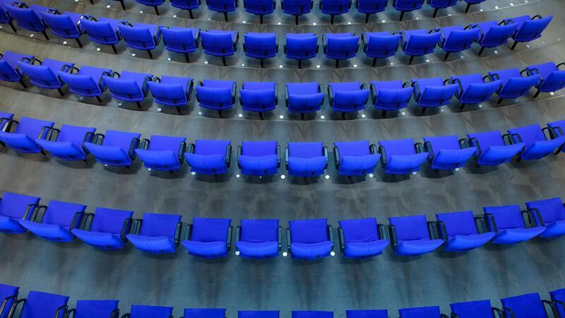 BSW und Mehrheit der AfD boykottieren Selenskyj-Rede Das Fernbleiben der BSW-Abgeordneten und einem Großteil der AfD-Bundestagsfraktion während der Rede des ukrainischen Präsidenten im Bundestag hat für scharfe Kritik gesorgt (Symbolbild).