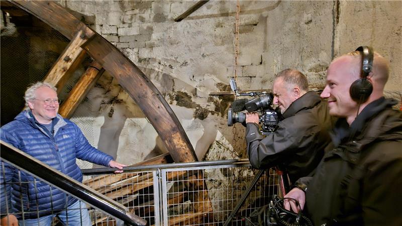 Das Fernsehteam des NDR filmt Christian Barsch, den Leiter des Bergwerksmuseums Grube Samson.