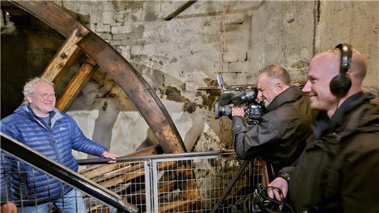 Das Fernsehteam des NDR filmt Christian Barsch, den Leiter des Bergwerksmuseums Grube Samson.