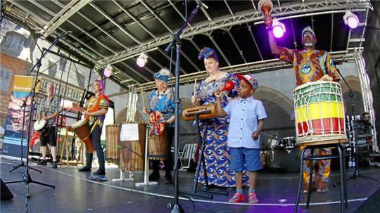 Das Fest der Kulturen wurde 2023 mit musikalischen Darbietungen aus vielen Ländern auf dem Marktplatz gefeiert. Dieses Jahr steht die Bühne auf dem Jakobikirchhof.