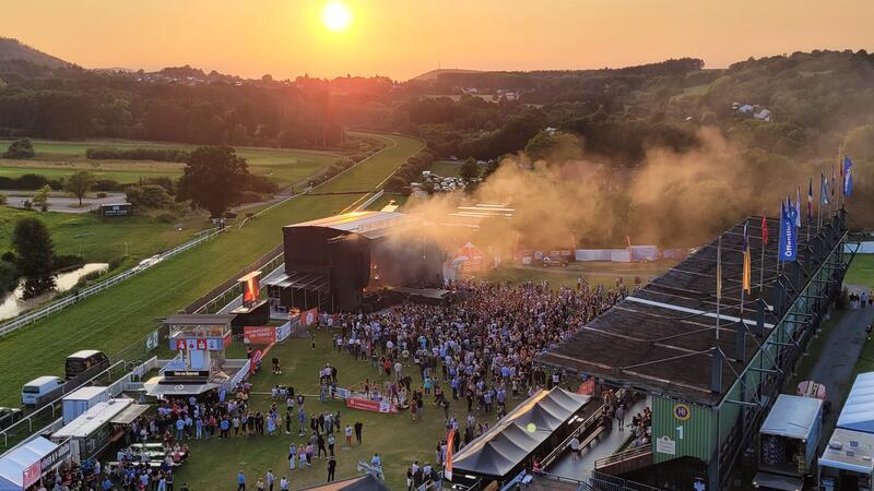 Das Festival-Gelände am ersten Konzertabend mit Nico Santos: Links neben der Bühne die Speisen- und Getränkestände. Viel Fläche bleibt ungenutzt.