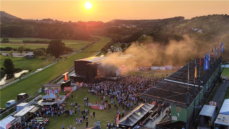 Das Festival-Gelände im vergangenen Jahr am ersten Konzertabend mit Nico Santos: Links neben der Bühne die Speisen- und Getränkestände.