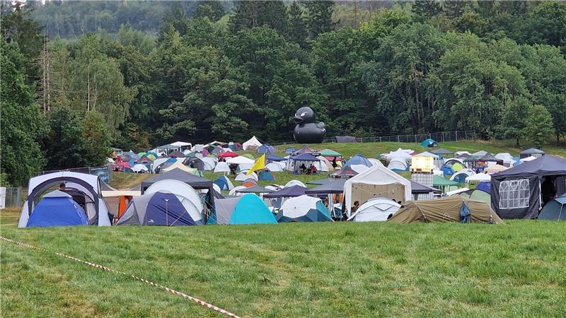 Das Festival-Maskottchen Helga wacht über den Campingplatz.