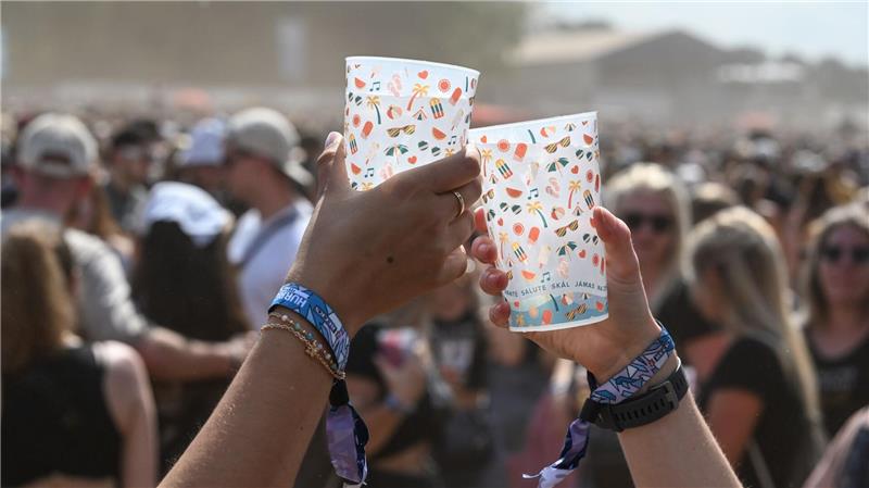 Das Festival setzt seit Jahren auf Mehrwegbecher und -geschirr. (Archivbild)