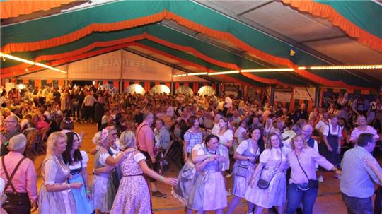 Das Festzelt in Oker ist bereits zum beginn des Oktoberfestes sehr gut gefüllt.