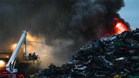 Das Feuer auf einem Schrottplatz im ostfriesischen Leer sorgte für viel Rauch und unangenehmen Geruch. 