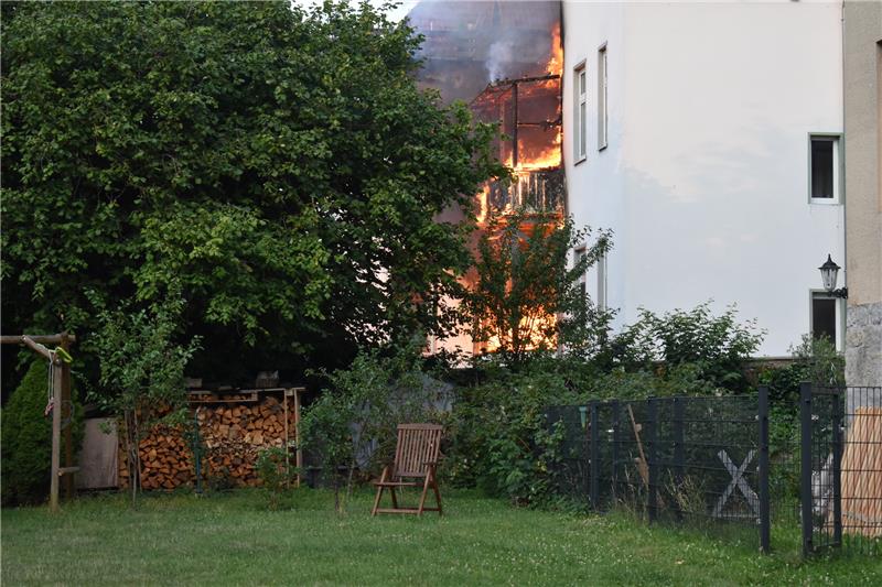 Brand zerstört Wohnhaus in Wernigerode Das Feuer brach auf dem Balkon des Erdgeschosses aus. Foto: Polizei