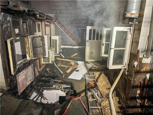 Das Feuer brach im Hinterhof eines Eckhauses am Marktplatz aus. Fotos: Feuerwehr Goslar