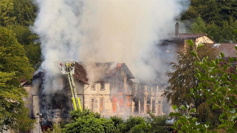 Das Feuer breitete sich am Morgen schnell aus.