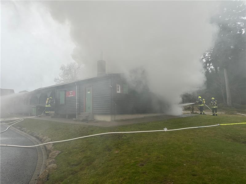 Brand in Torfhaus verursacht 100.000 Euro Schaden Das Feuer breitete sich auf den Dachstuhl eines angrenzenden Gebäudes aus. Foto: Feuerwehr Clausthal-Zellerfeld