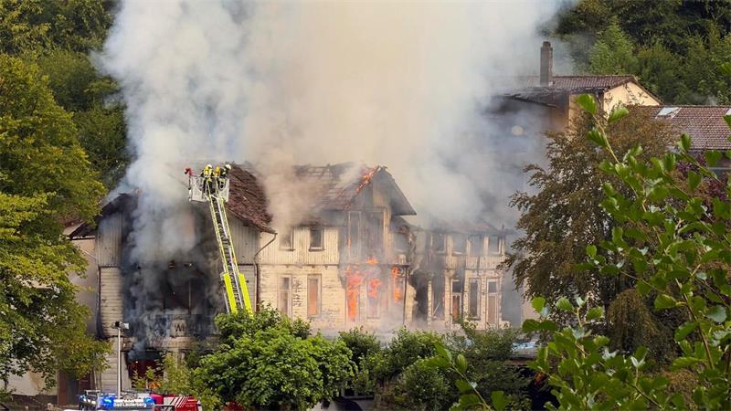 Das Feuer breitete sich schnell aus.