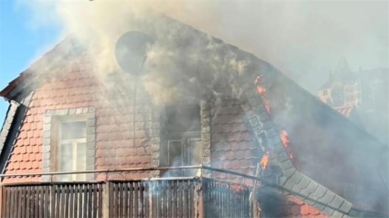 Das Feuer breitete sich vom Balkon über die Fassade bis zum Dachstuhl aus.