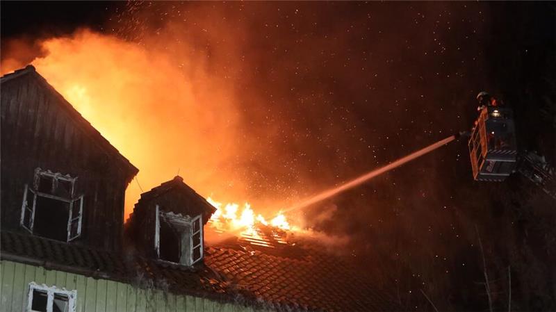 Feuer im „Waldkater“ bei Lautenthal: Suche nach der Brandursache Das Feuer frisst sich durch das Dach, die Flammen schlagen aus dem Dachstuhl.