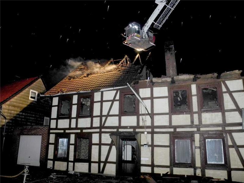 Das Feuer ging offenbar vom Kellergeschoss aus und griff auf das restliche Gebäude über.