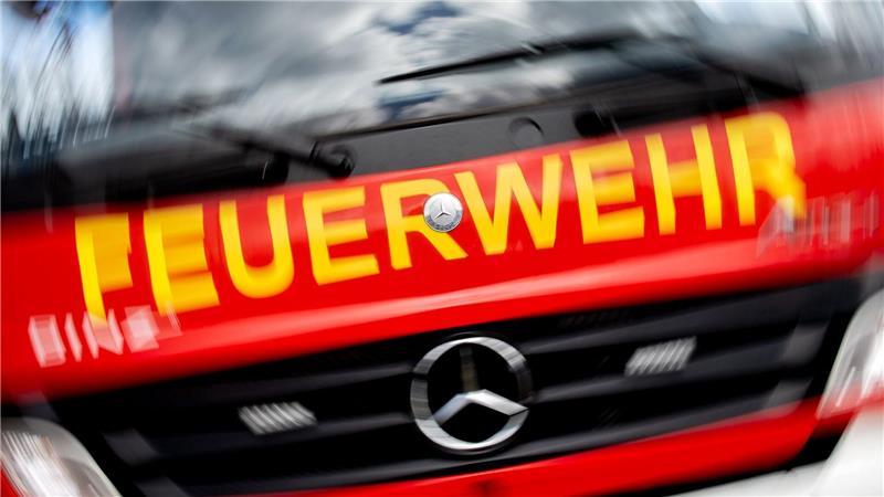 Das Feuer in einem Fachwerkwohnhaus hat in Bremen zu einem Großeinsatz der Feuerwehr geführt. (Symbolbild)