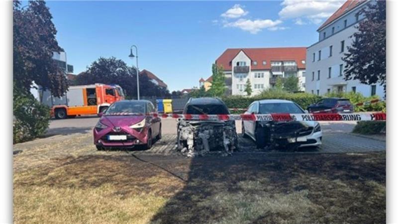 Vermehrt Brände im Harz: Polizei ermittelt – teils hoher Sachschaden Das Feuer ist auf drei parkende Autos übergetreten.