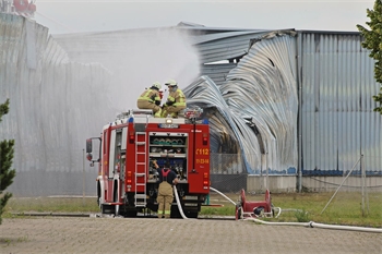 Das Feuer ist aus. Die Lagerhalle von KKF Fels ist komplett zerstört.