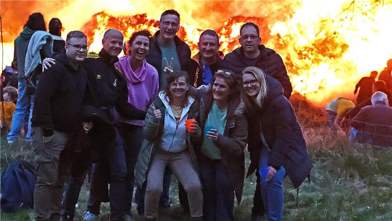Das Feuer ist ein österlicher Treffpunkt für viele Freunde, die sich lange nicht mehr gesehen haben.