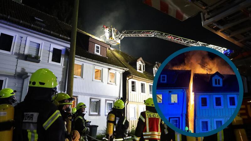 Das Feuer lodert meterhoch zwischen den beiden Gebäuden.
