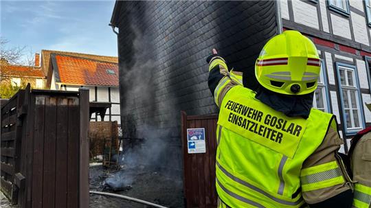 Das Feuer war an der Fassade eines Wohnhauses ausgebrochen.