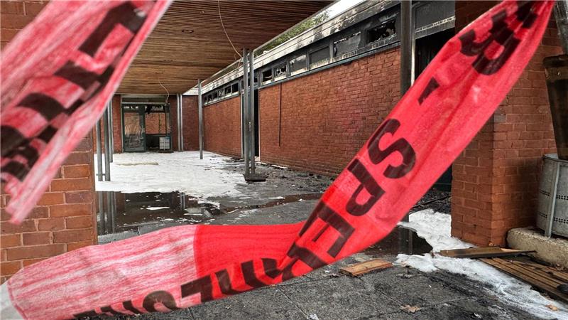 Millionenschaden an Grundschule – Versicherung zahlt Das Feuer zerstörte Teile des Flurbereiches der Grundschule. (Archivbild)