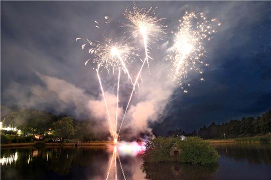 Das Feuerwerk stellt am Samstag den krönenden Abschluss des Sommerfestes im Hahnenkleer Kurpark dar. Foto: GZ-Archiv