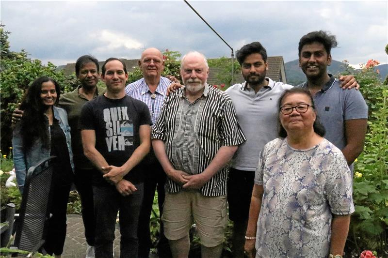 Das Filmteam aus Suniname zu Besuch bei Herbert Pabst (4. v. l.). Mit dabei sind Werner Stauder (5. v. l.) sowie Gobind (6. v. l.) und Amar Ramkalup (r.)
