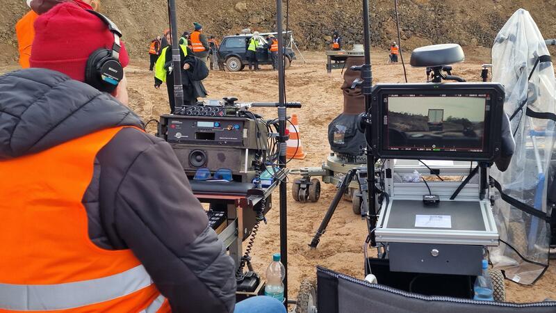 Über Monitore werden das Bild und der Ton während der laufenden Dreharbeiten im Blick behalten.