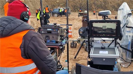 Über Monitore werden das Bild und der Ton während der laufenden Dreharbeiten im Blick behalten.