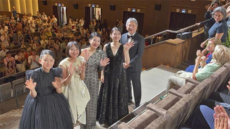 Das sind die Favoriten beim Filmfest Venedig Das Filmteam und Hirokazu Koreeda (r) im Festivalpalast.