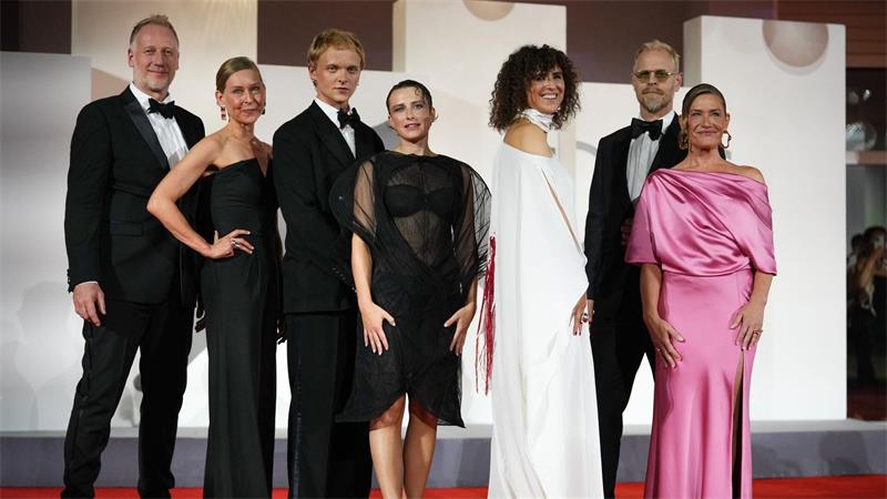Goldener Löwe in Venedig für dänische Regisseurin Das Filmteam von „Woman Unknown“ vor der Premiere.