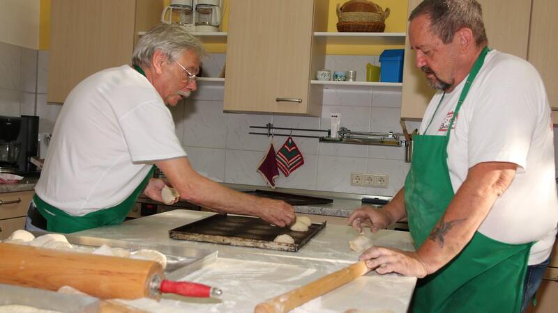 Das Finale in aller Frühe: Bohdan Pyschnyj (l.) und Arnold Kipke rollen die Brötchen.