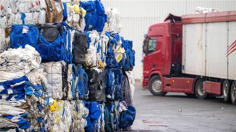 Toter Säugling im Müll entdeckt Das Firmengelände im Bereich Industriehäfen.