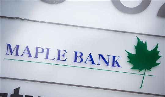 Das Firmenlogo der Maple Bank in Frankfurt am Main am Eingang zu den Büros des Geldhauses im Westend.